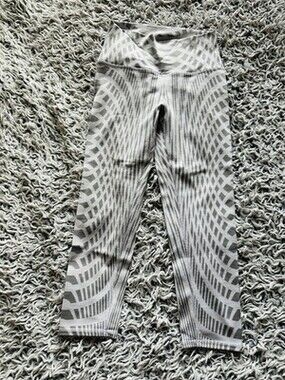 ALO Leggings Womens Medium White Gray Yoga Geometric Cropped Pants Pickleball